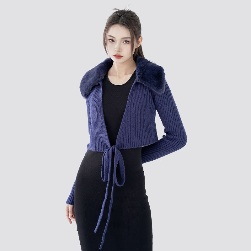 วิธีการจัดสไตล์คาร์ดิแกนผูกเชือกขนปกสำหรับชุดฤดูหนาว